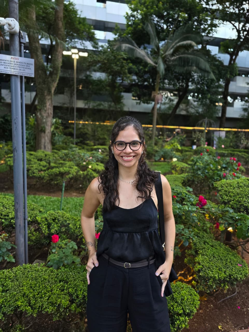 Stefanie Rezende em jardim